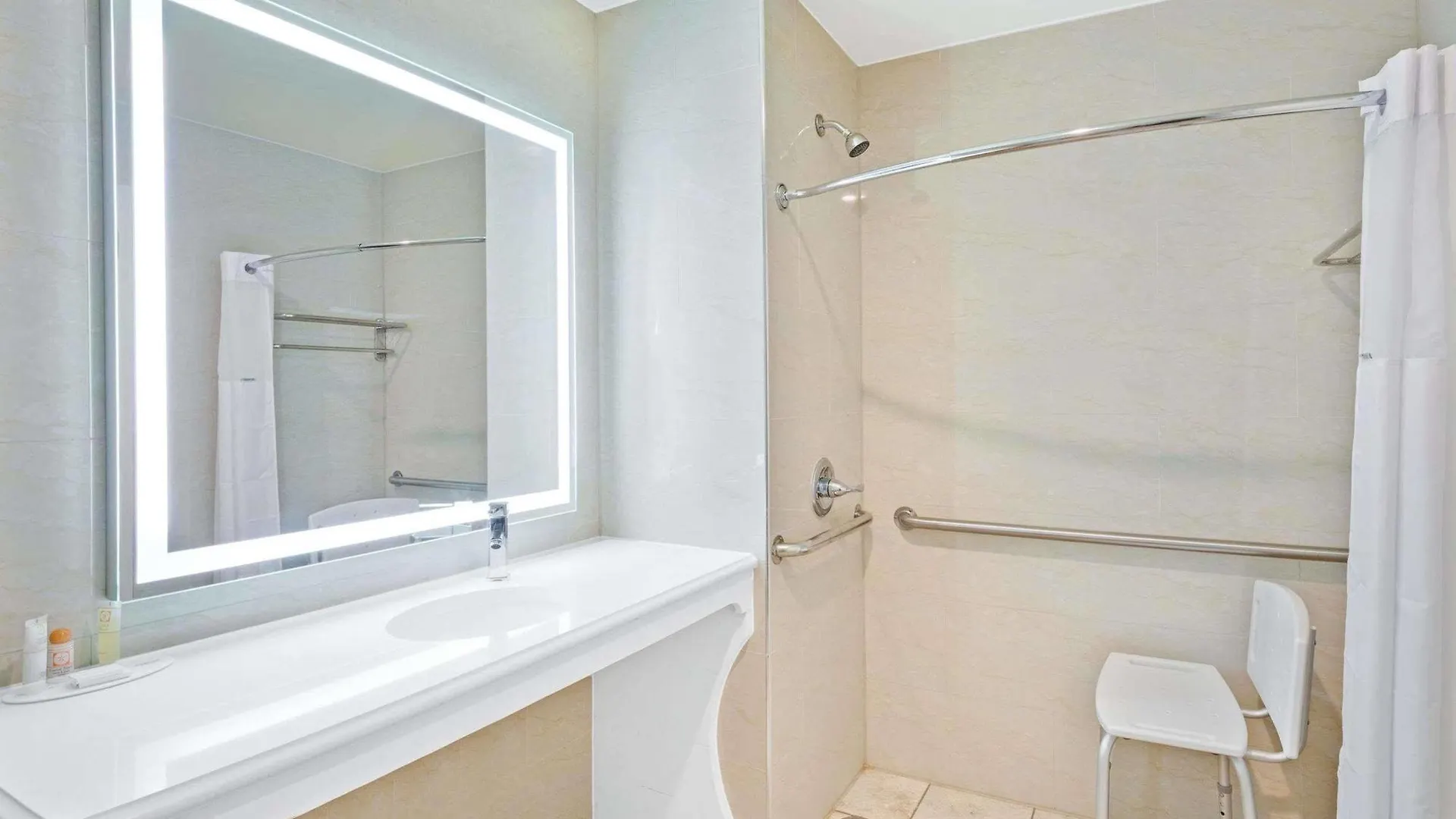 Howard Johnson By Wyndham Long Island City New York 2*,