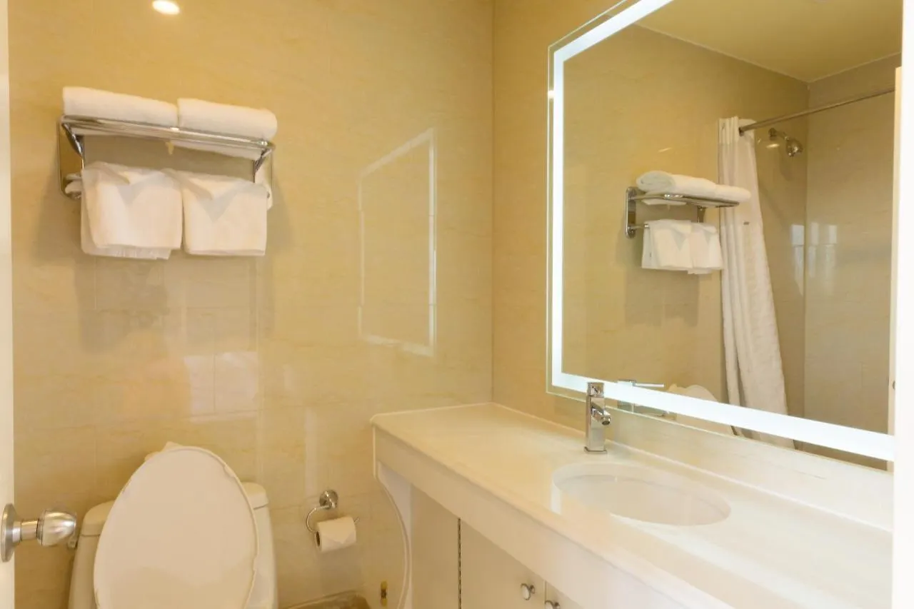 Howard Johnson By Wyndham Long Island City New York